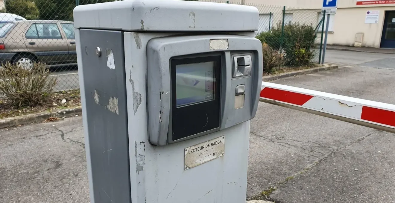 Barrière automatique de contrôle d'accès avec lecteur de badge à l'entrée d'un parking sécurisé